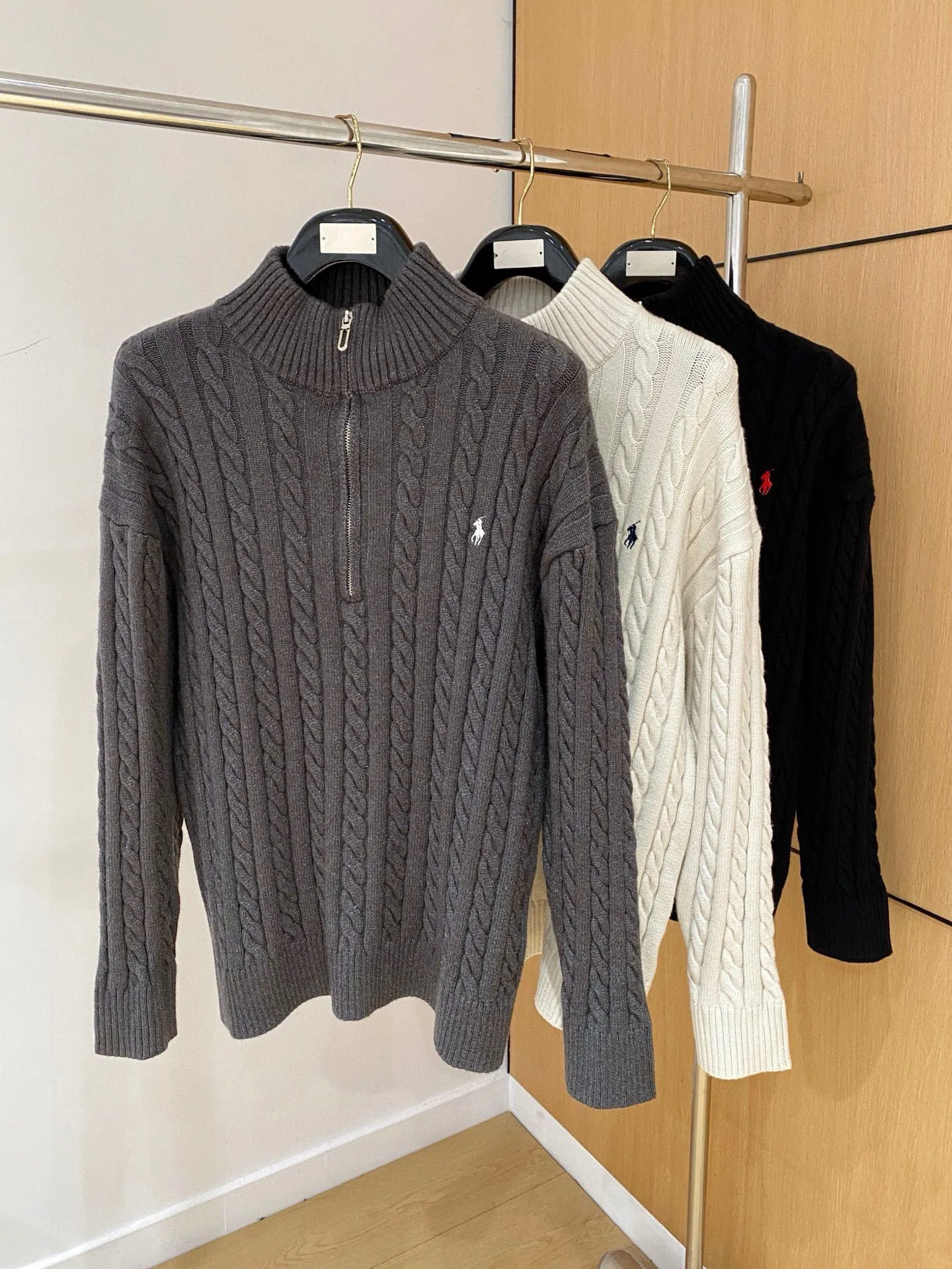 🅿️420 【POLO Paul】Autumn and winter classic round neck pullover sweater, in full condition! ! ! Wool blended fabric, the latest model in 2025, golden ratio! ! Slim-fitting soft gold, versatile and practical item, the combination and practicality are extremely powerful, simple and elegant, and classy! To create your own style, it is highly recommended to buy it in two colors. The standard slim fit tailoring process is suitable for both young and old men. It is knitted from wool and will not cause any discomfort! While keeping warm, it is stylish, textured and wearable, and the classic logo with contrasting colors on the chest feels in place! ! Recommended for regular customers! ! Size M-3XL (maximum wear: 190 pounds)
